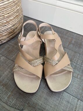 Easy Spirit Hart open toe strappy sandals sz8.5 like new